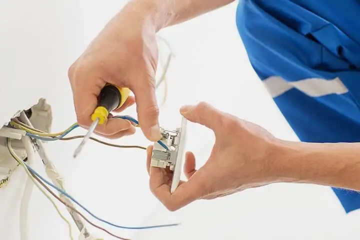 Kleine elektriciteitswerken in Knokke-Heist – stopcontacten vervangen