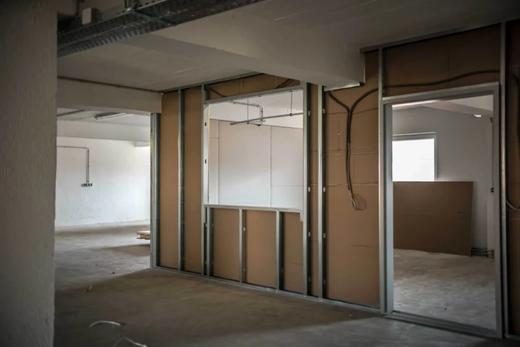 Gyprocwerken Knokke-Heist – plaatsing van valse wand op metal studs